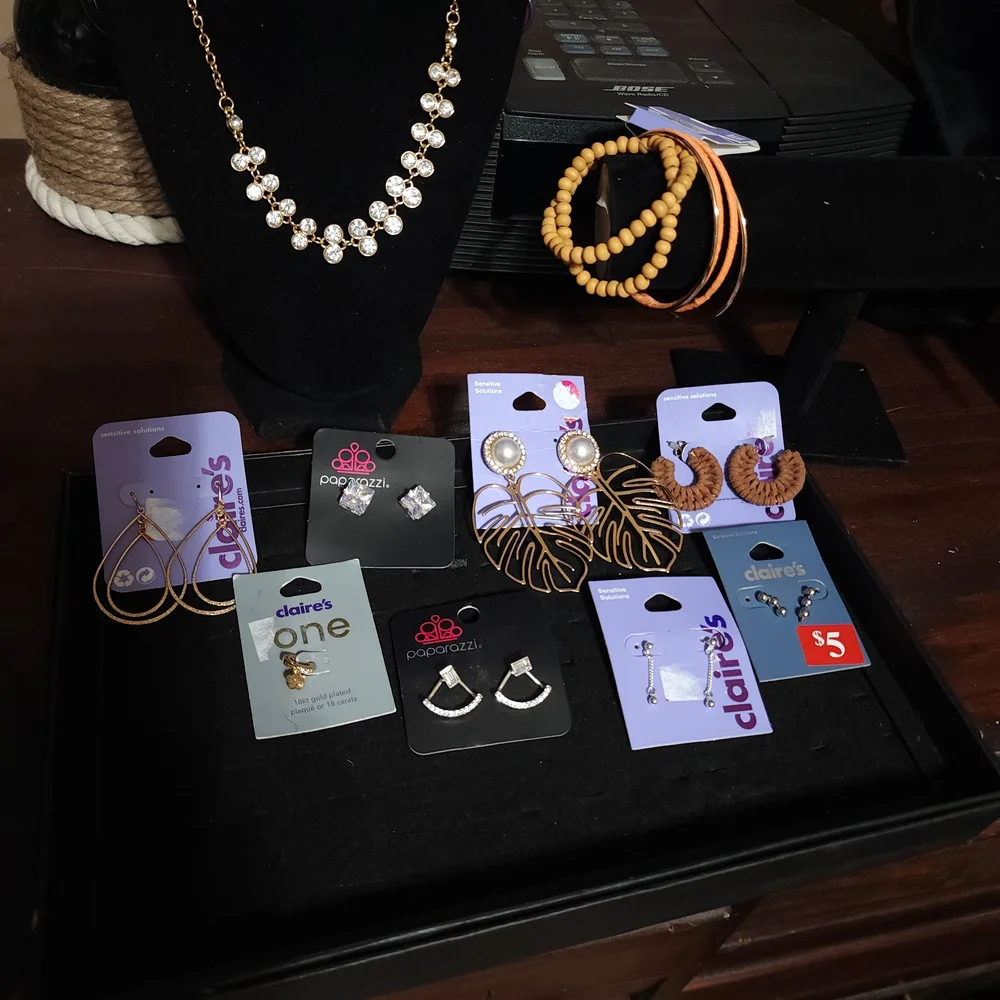 Elegant Jewelry Collection with Gold and Pearl Accents - Picture 3 of 5